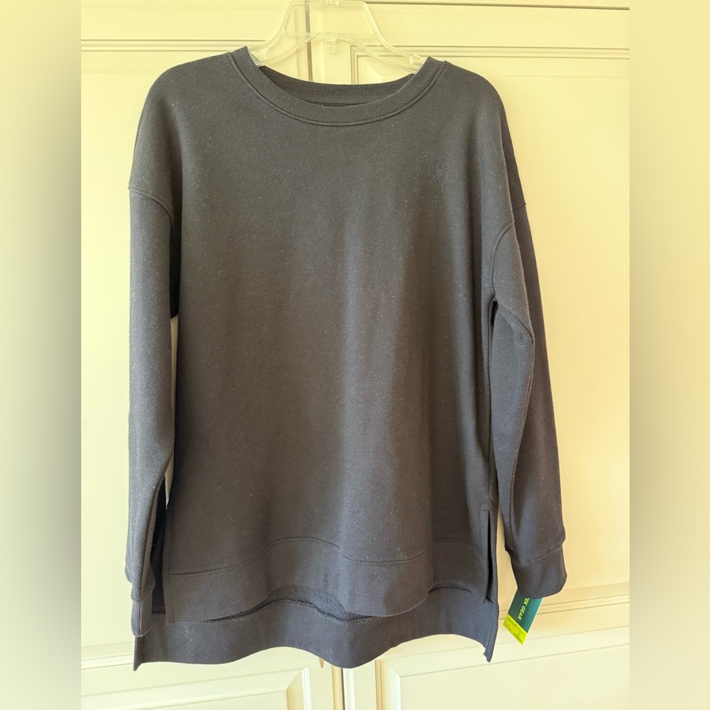 NWT Tek Gear sweatshirt in Black. Size Medium.